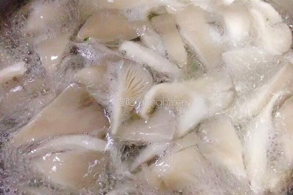蘑菇肉片汤的做法图解4