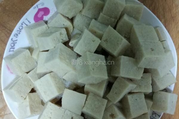 香菇炒冻豆腐的做法图解1