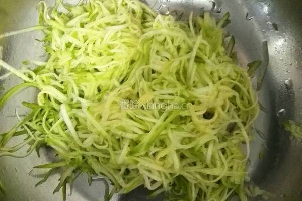 西葫芦香菇饼的做法图解1