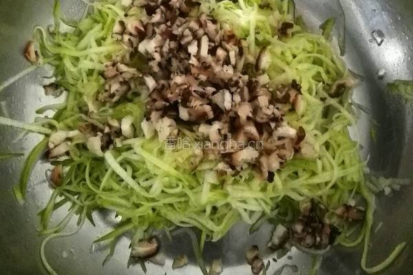 西葫芦香菇饼的做法图解3