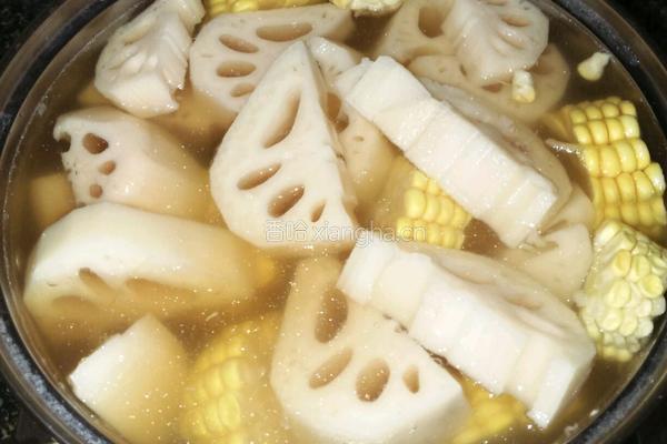 胡萝卜莲藕玉米排骨汤的做法图解4