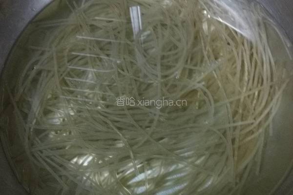 白菜炖粉条的做法图解1