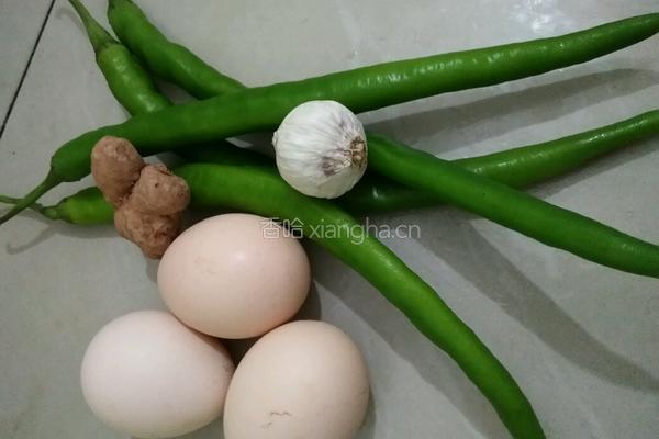 青椒番茄炒蛋的做法图解1