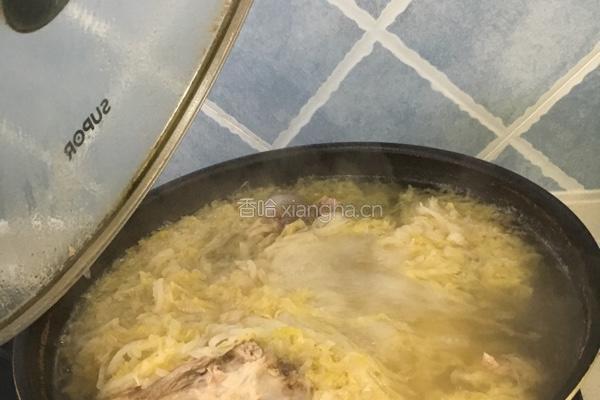 东北大骨头炖酸菜的做法图解3