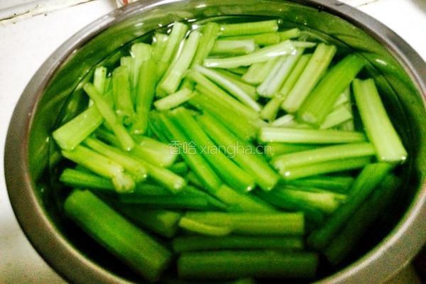 芹菜拌腰果的做法图解1