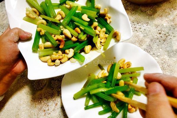 芹菜拌腰果的做法图解6