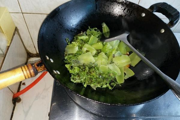 翡翠阳光(大蒜小米辣炒莴苣)的做法图解3