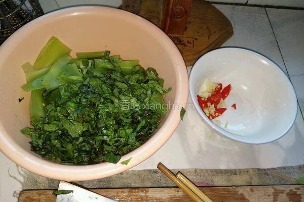 翡翠阳光(大蒜小米辣炒莴苣)的做法图解1