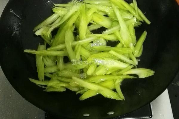 西芹炒豆干的做法图解3