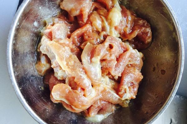 瘦肉炒木耳腐竹的做法图解2