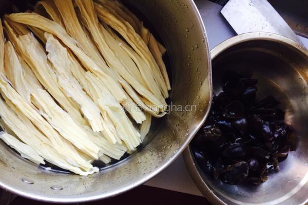 瘦肉炒木耳腐竹的做法图解3