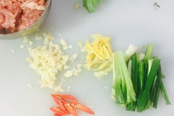 瘦肉炒木耳腐竹的做法图解7