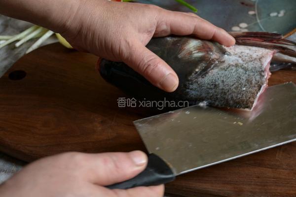 剁椒鱼头的做法图解1