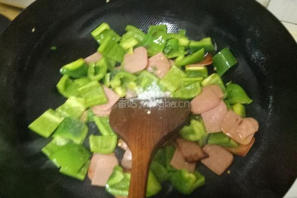 青椒炒火腿的做法图解3