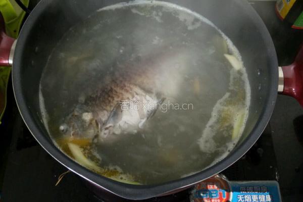 宝宝辅食鲫鱼豆腐汤的做法图解4