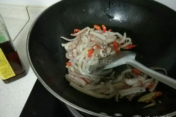 洋葱炒鱿鱼的做法图解4