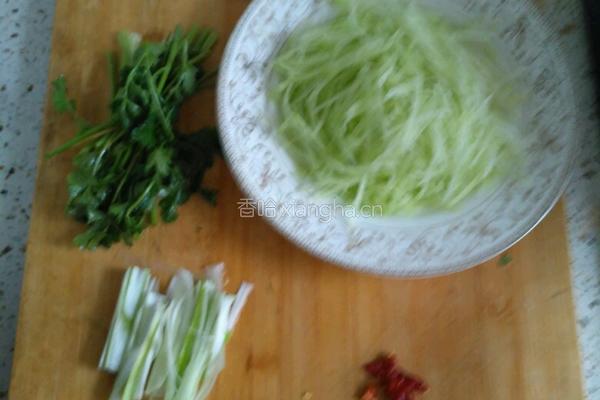 凉拌酸辣萝卜丝的做法图解1