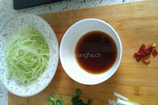 凉拌酸辣萝卜丝的做法图解2