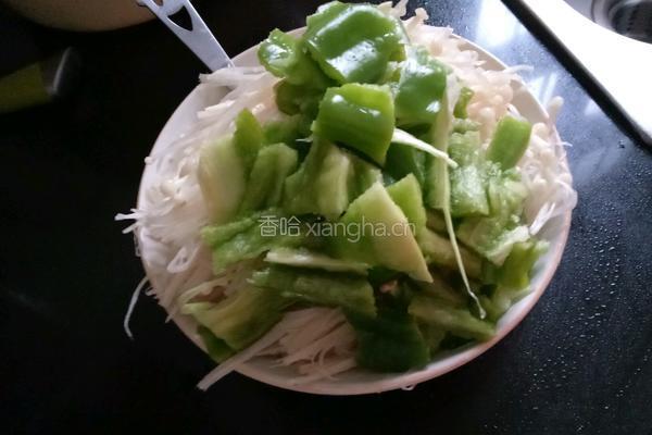 金针菇炒青椒的做法图解2