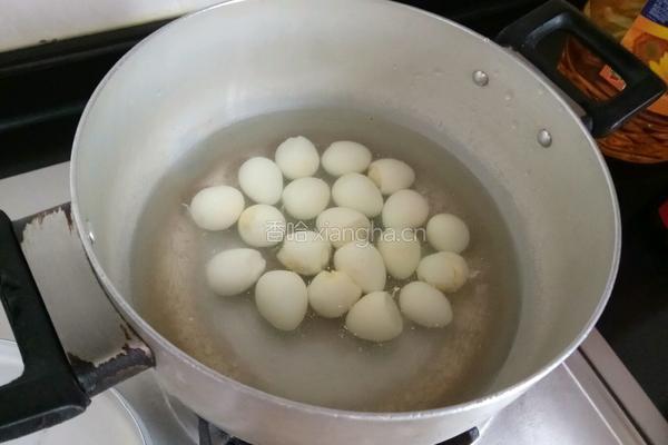 鹌鹑蛋炖平菇的做法图解2