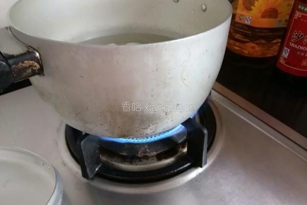 鹌鹑蛋炖平菇的做法图解3