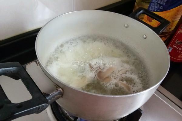 鹌鹑蛋炖平菇的做法图解4