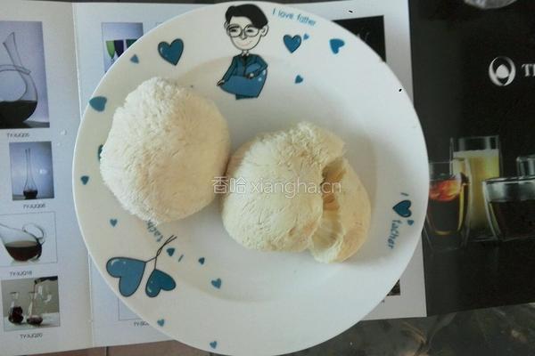 猴头菇鸡翅根煲汤的做法图解1
