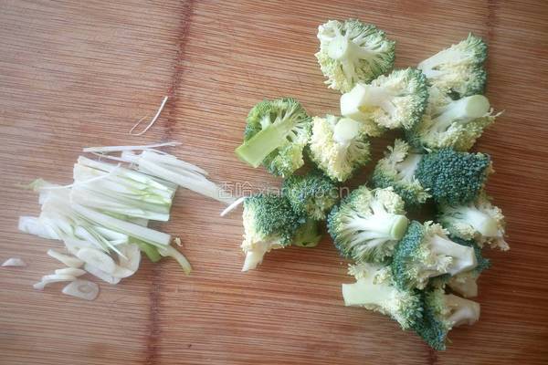 平菇炒西兰花的做法图解4