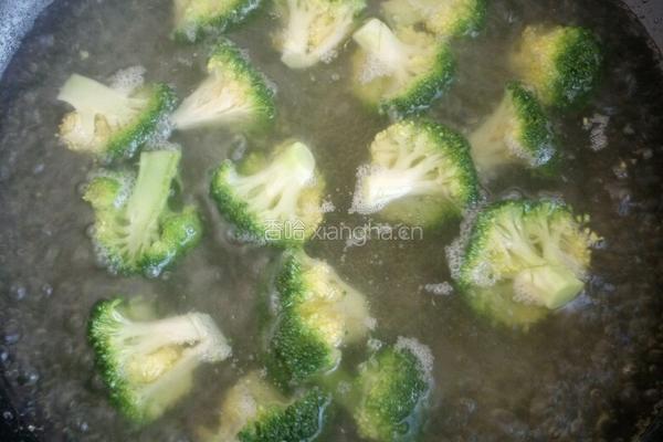 平菇炒西兰花的做法图解6