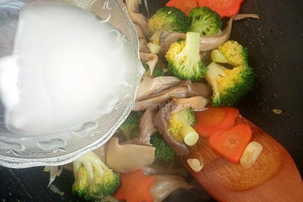 平菇炒西兰花的做法图解13