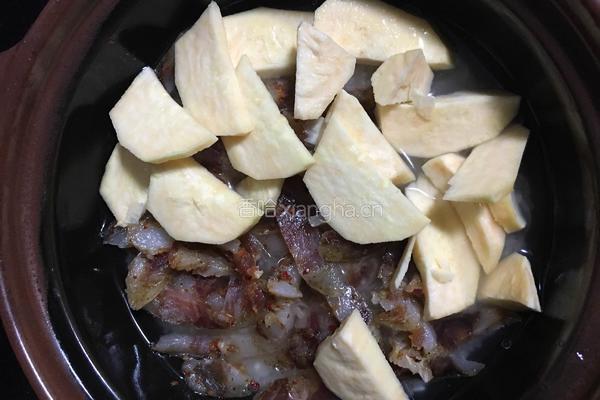 红薯腊肠煲仔饭的做法图解2
