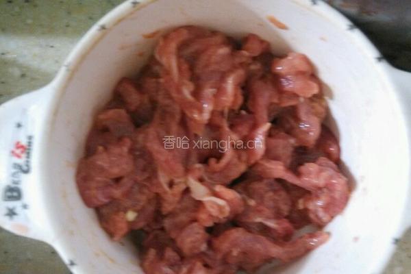 青红辣椒炒梅肉丝的做法图解1