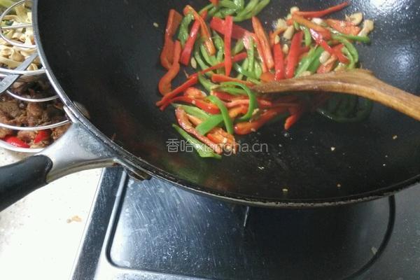 青红辣椒炒梅肉丝的做法图解5