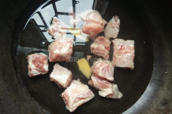 蘑菇红枣排骨汤的做法图解1