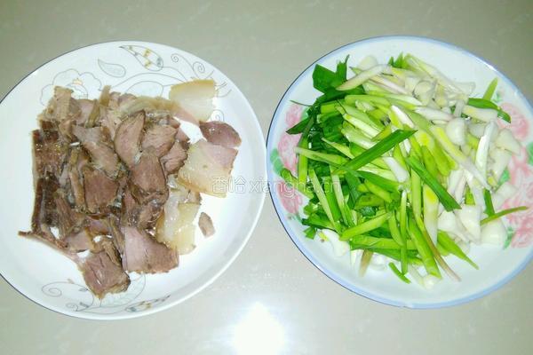 蒜苗炒腊肉的做法图解1