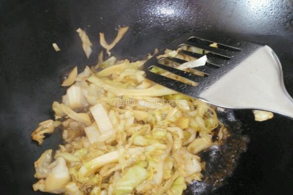 包菜炒馒头丁的做法图解3