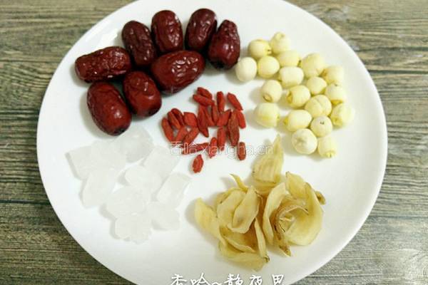 银耳红枣莲子羹的做法图解2