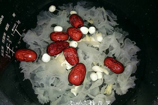 银耳红枣莲子羹的做法图解5
