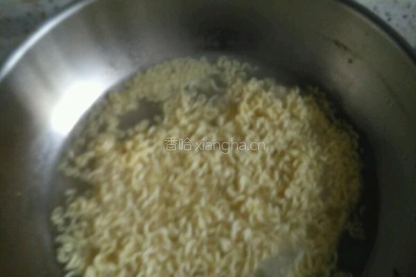 家常炒方便面的做法图解3