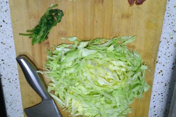 甘蓝炒肉的做法图解1