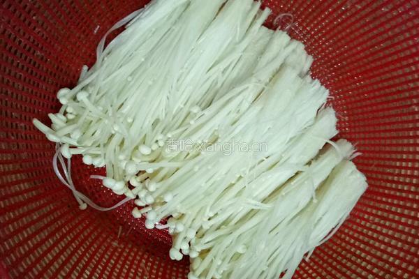 金针菇炒蛋的做法图解1