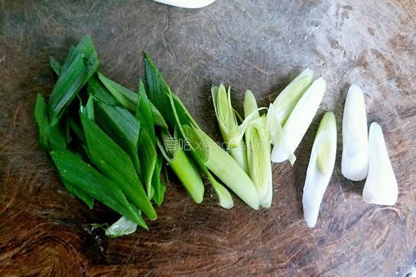 香蒜回锅肉的做法图解3
