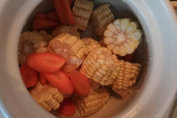 玉米排骨汤的做法图解3
