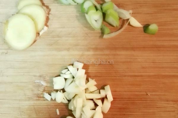 白菜炖豆腐的做法图解2