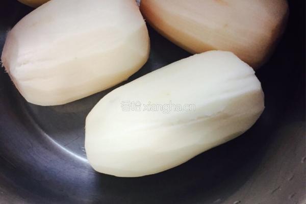 杂骨莲藕花生汤的做法图解3