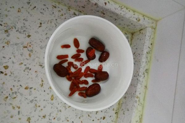 银耳红枣汤的做法图解2