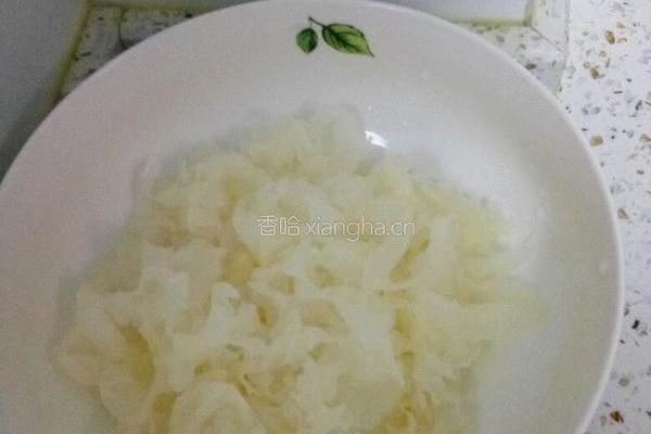 银耳红枣汤的做法图解3