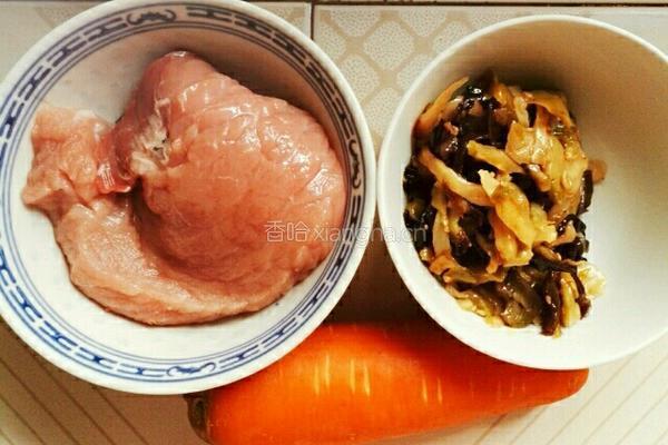 胡萝卜榨菜木耳丝炒肉的做法图解1