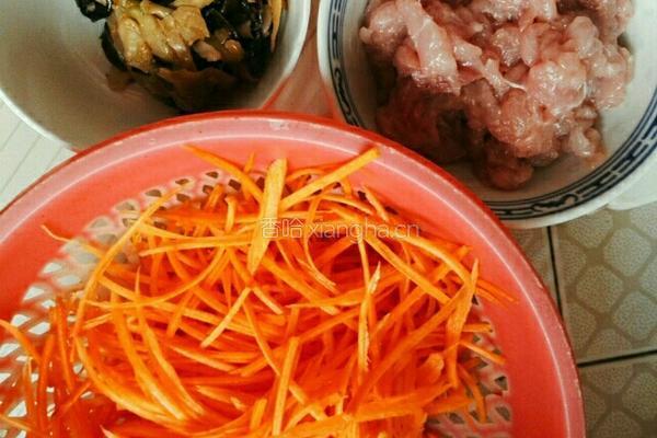 胡萝卜榨菜木耳丝炒肉的做法图解2