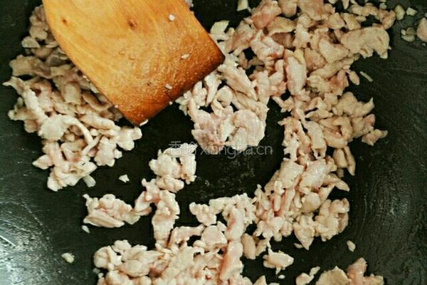胡萝卜榨菜木耳丝炒肉的做法图解3
